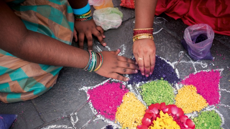 五彩缤紛的花(huā)卉地畫“藍果麗” (Rangoli)