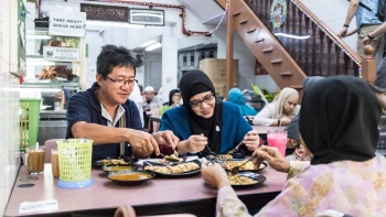 食客在 Zam Zam 用(yòng)餐的内景 