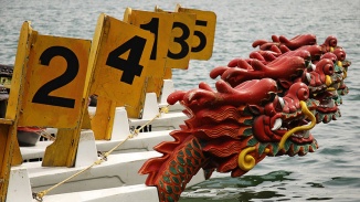 在勿洛蓄水池 (Bedok Reservoir) 見證世界各地的龍舟隊劈波斬浪，相競劃槳競逐的精(jīng)彩場面，