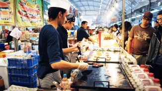 前往芽籠士乃市集 (Geylang Serai Bazaar) ，探索各種節日美食和精(jīng)美商(shāng)品。