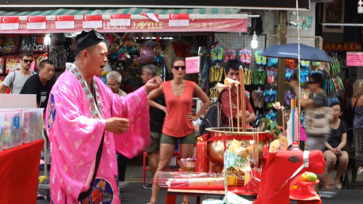 道士正在進行傳統的中(zhōng)元節祭祀儀式。