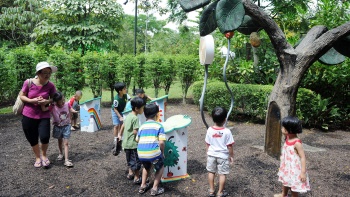 孩子們在新(xīn)加坡植物(wù)園雅格巴拉斯兒童花(huā)園玩耍