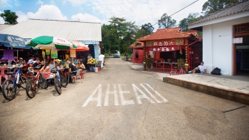 烏敏島沿街(jiē)質(zhì)樸的攤位和神龛