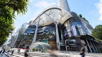 愛雍·烏節購(gòu)物(wù)中(zhōng)心 (ION Orchard) 内景的廣角鏡頭