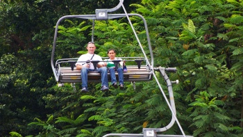 人們在斜坡滑車(chē) (Skyline Luge Sentosa) 玩卡丁車(chē)