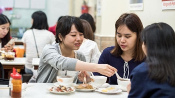 牛車(chē)水味香園甜品 (Mei Heong Yuen Dessert) - 食客在盡情享用(yòng)美味