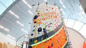 Climb Central 的室内攀岩牆 