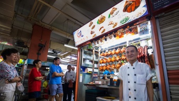 陳翰銘在了凡香港油雞飯面攤位前