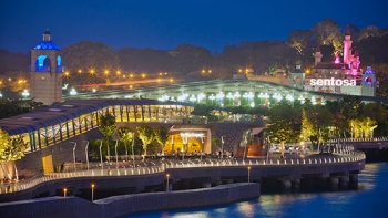 從怡豐城 (VivoCity) 望向聖淘沙跨海步行道 (Sentosa Broadwalk) 的夜景