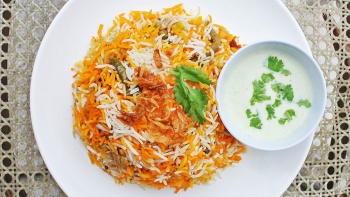 Bismillah Biryani 餐館中(zhōng)一盤黃姜飯的平鋪俯拍照