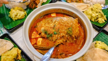 Muthu’s Curry 餐館咖喱魚頭的特寫鏡頭 