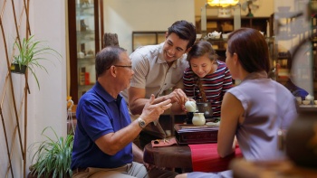 茶淵的顧客在與一位茶專家探讨中(zhōng)國(guó)傳統茶葉