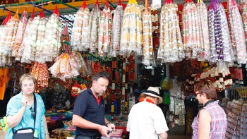 Jothi Store and Flower Shop 外觀，遊客們站在走廊上