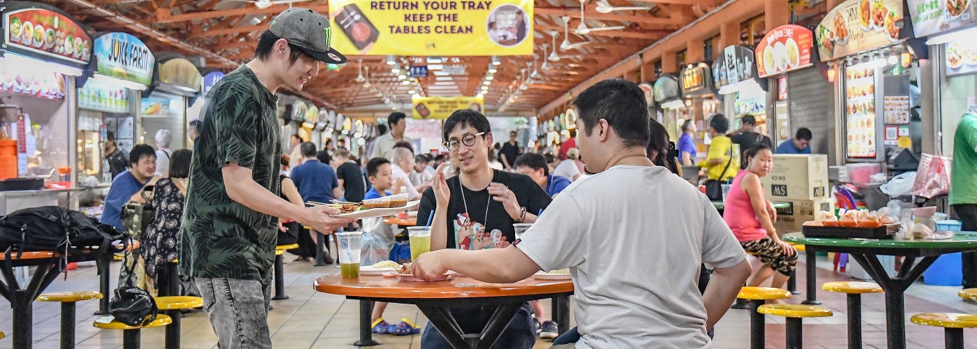 何坤賢和朋友們在麥士威熟食中(zhōng)心