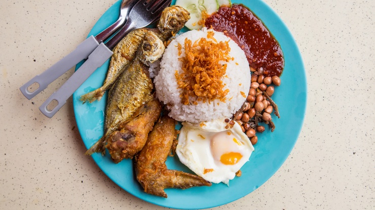 一盤佐有(yǒu)炸魚、黃瓜、花(huā)生、雞蛋和叁峇辣椒醬的椰漿飯