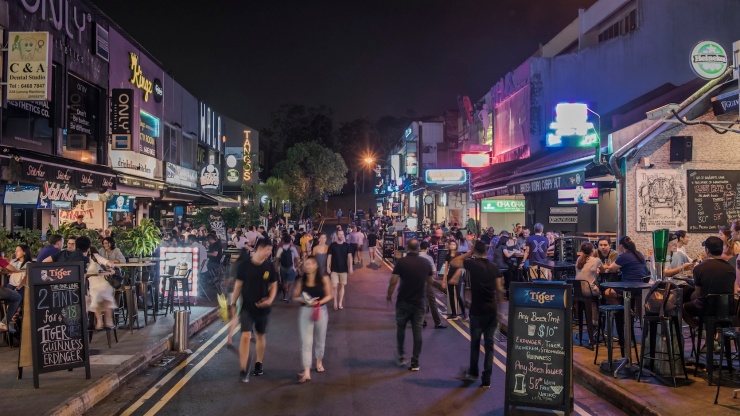 荷蘭村羅弄曼蒙 (Lorong Mambong) 酒吧一帶傍晚的人潮 