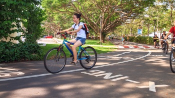 一名(míng)腳車(chē)騎士在東海岸公(gōng)園騎行道上騎行。