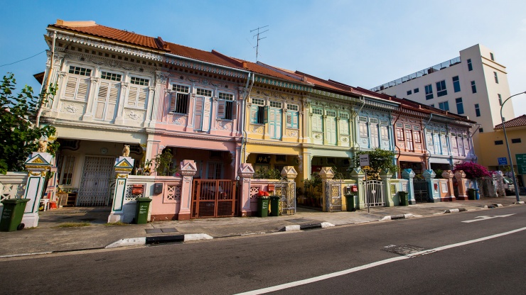 坤成路 (Koon Seng Road) 上七彩奪目的新(xīn)加坡舊店(diàn)屋