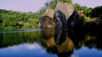 武吉知馬天然保護區(qū)海希德(dé)礦湖(hú) (Hindhede Quarry) 的廣角鏡頭