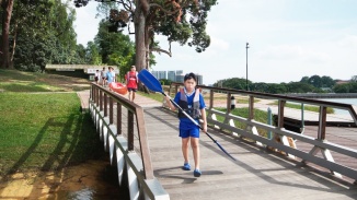 小(xiǎo)男孩在船屋 (Paddle Lodge) 的廣角鏡頭