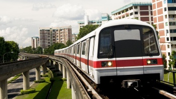 一列地鐵列車(chē)沿着軌道駛來 