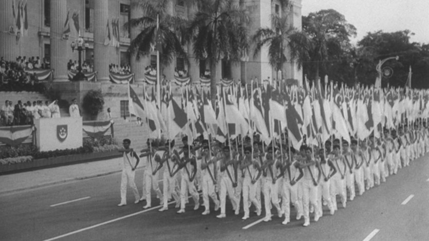 1965 年 8 月 9 日，一群士兵上街(jiē)遊行，慶祝新(xīn)加坡獨立日