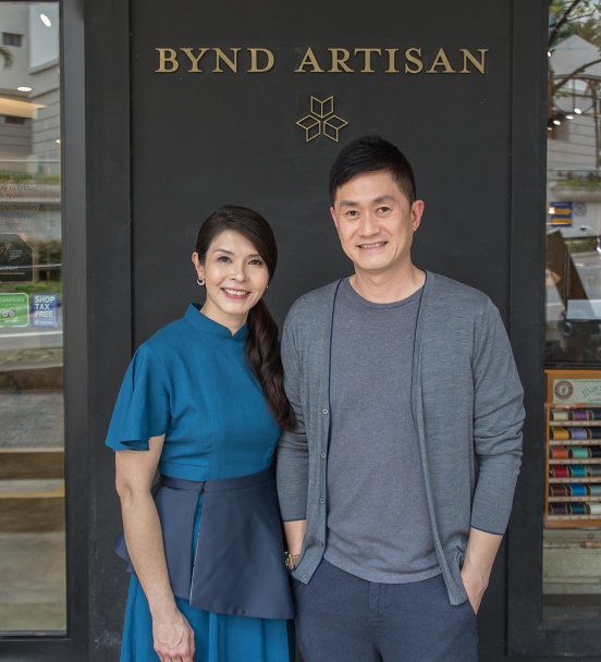 Bynd Artisan 的關衛賢和曾薇薇站在他(tā)們的集美花(huā)園 (Chip Bee Gardens) 店(diàn)面前